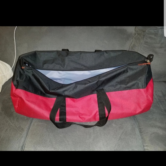 NWT Tommy HILFIGER Duffle Bag - Picture 4 of 5